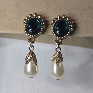 EUC Vintage Gold Tone Teal Blue Cabochon Faux Pearl Clip On Earrings